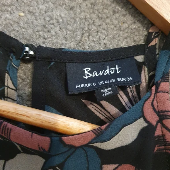 Bardot size 8 cold shoulder blouse with flowy sleeves and floral print - Picture 4 of 5